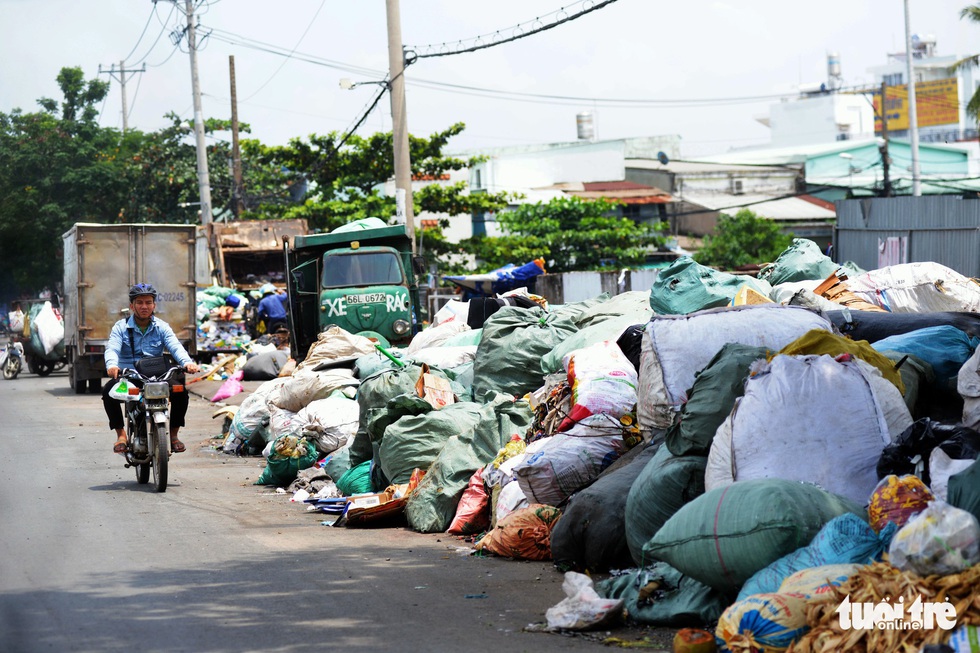 Rác, rác và rác tràn lan đường phố Sài Gòn - Ảnh 12. Rác, rác và rác tràn lan đường phố Sài Gòn - Ảnh 12.