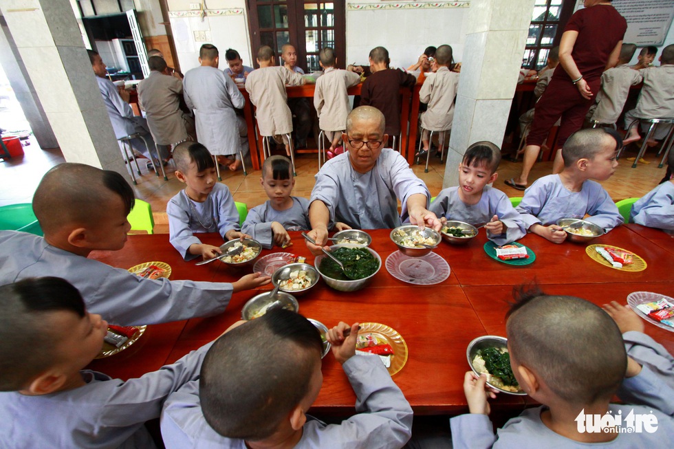 Nụ cười trẻ thơ vang trong ngôi chùa nhỏ sâu hút thôn - Ảnh 1. Nụ cười trẻ thơ vang trong ngôi chùa nhỏ sâu hút thôn - Ảnh 1.