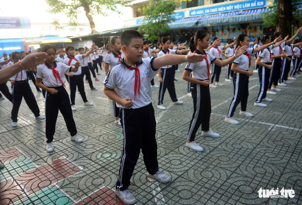 Học trò Sài Gòn thích thú tập thể dục với nhạc võ Vovinam - Ảnh 7. Học trò Sài Gòn thích thú tập thể dục với nhạc võ Vovinam - Ảnh 7.