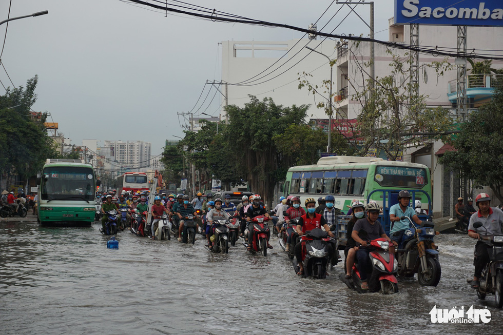 Dân Sài Gòn vất vả trong triều cường - Ảnh 16. Dân Sài Gòn vất vả trong triều cường - Ảnh 16.