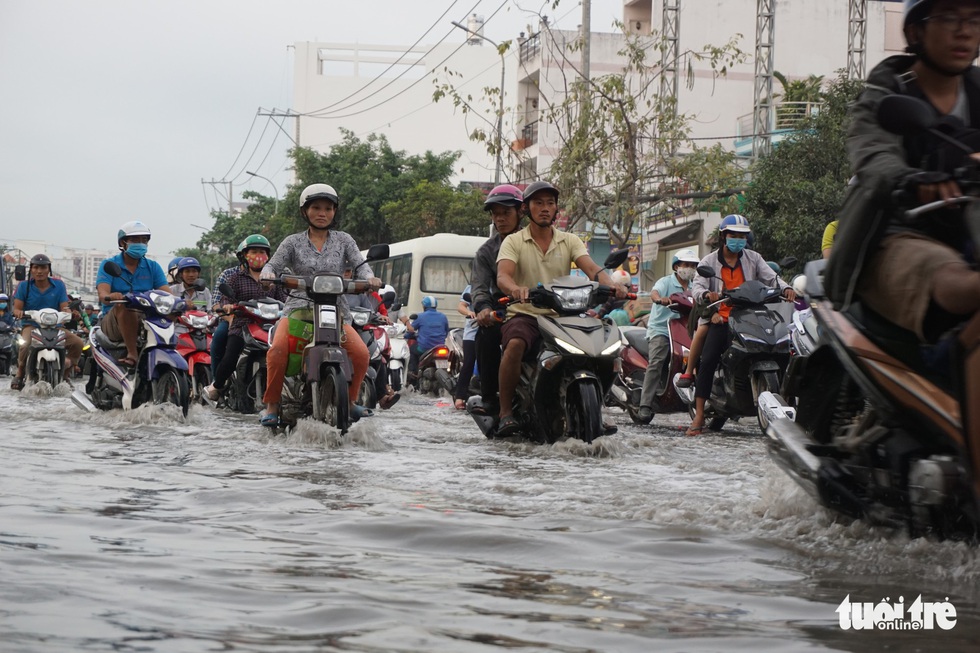 Dân Sài Gòn vất vả trong triều cường - Ảnh 17. Dân Sài Gòn vất vả trong triều cường - Ảnh 17.