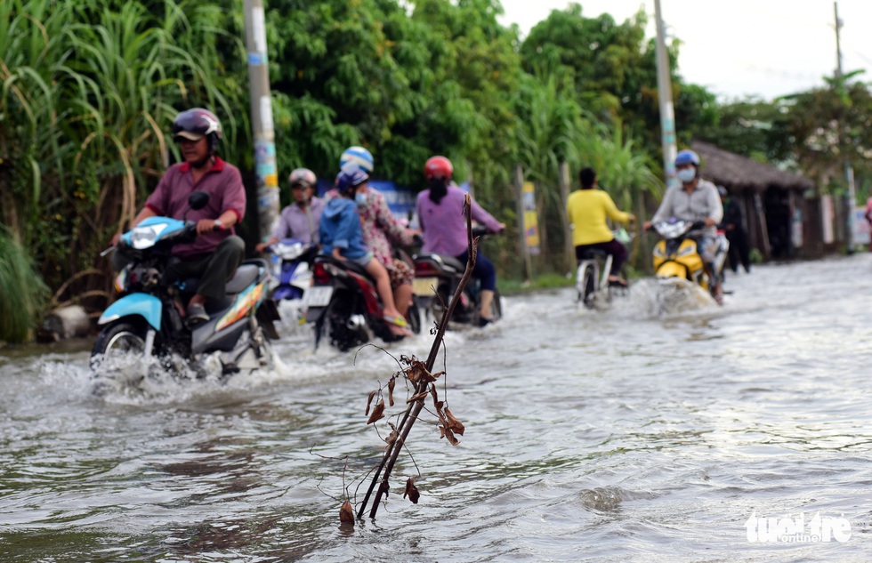 Dân Sài Gòn vất vả trong triều cường - Ảnh 2. Dân Sài Gòn vất vả trong triều cường - Ảnh 2.