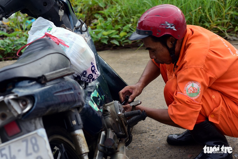 Dân Sài Gòn vất vả trong triều cường - Ảnh 3. Dân Sài Gòn vất vả trong triều cường - Ảnh 3.