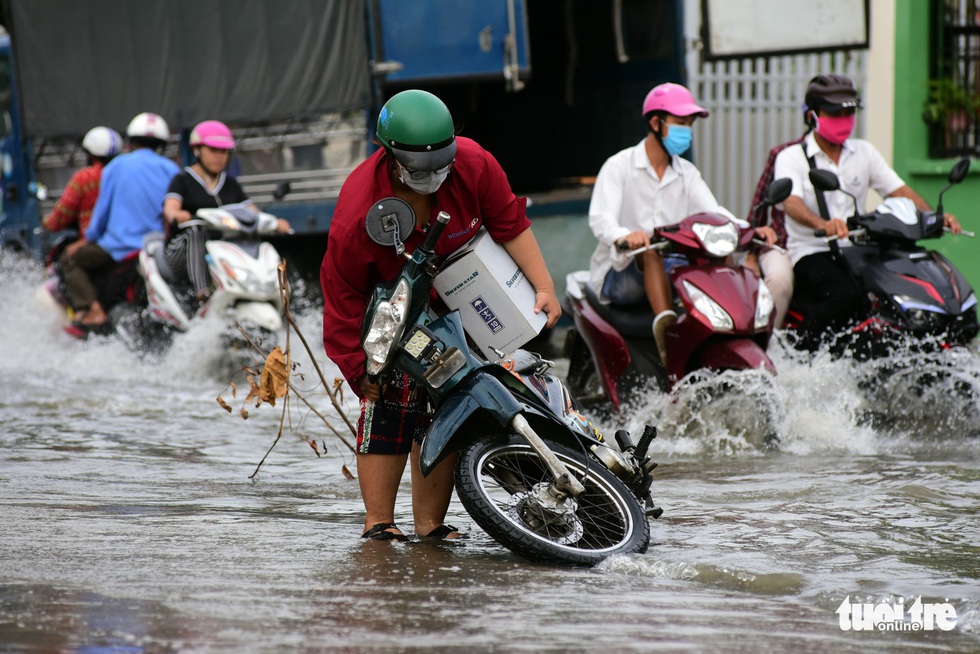 Dân Sài Gòn vất vả trong triều cường - Ảnh 4. Dân Sài Gòn vất vả trong triều cường - Ảnh 4.