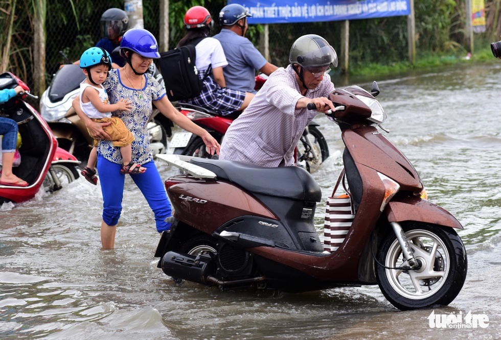 Dân Sài Gòn vất vả trong triều cường - Ảnh 10. Dân Sài Gòn vất vả trong triều cường - Ảnh 10.