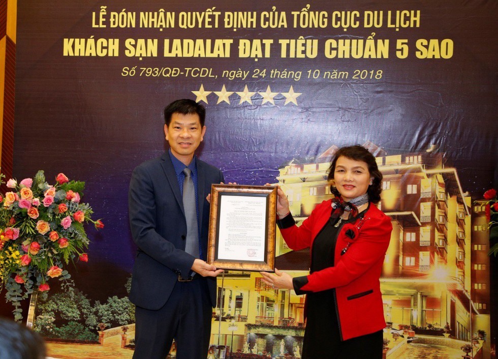 Khách sạn Ladalat đón nhận quyết định công nhận đạt chuẩn 5 sao - Ảnh 1. Khách sạn Ladalat đón nhận quyết định công nhận đạt chuẩn 5 sao - Ảnh 1.