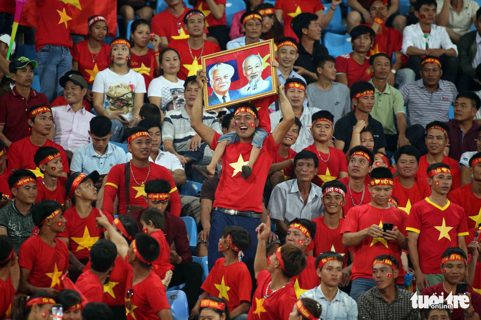 CĐV Việt Nam nhuộm đỏ sân vận động quốc gia Lào - Ảnh 1.