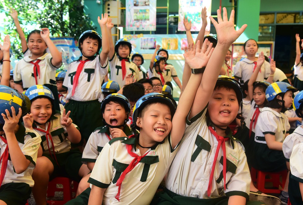 Nhấn vào ảnh để phóng to Học trò Sài Gòn đội mũ bảo hiểm, nhảy flashmob với khách Thụy Điển - Ảnh 5.