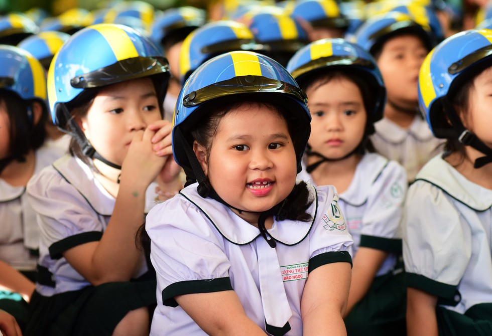 Nhấn vào ảnh để phóng to Học trò Sài Gòn đội mũ bảo hiểm, nhảy flashmob với khách Thụy Điển - Ảnh 7.