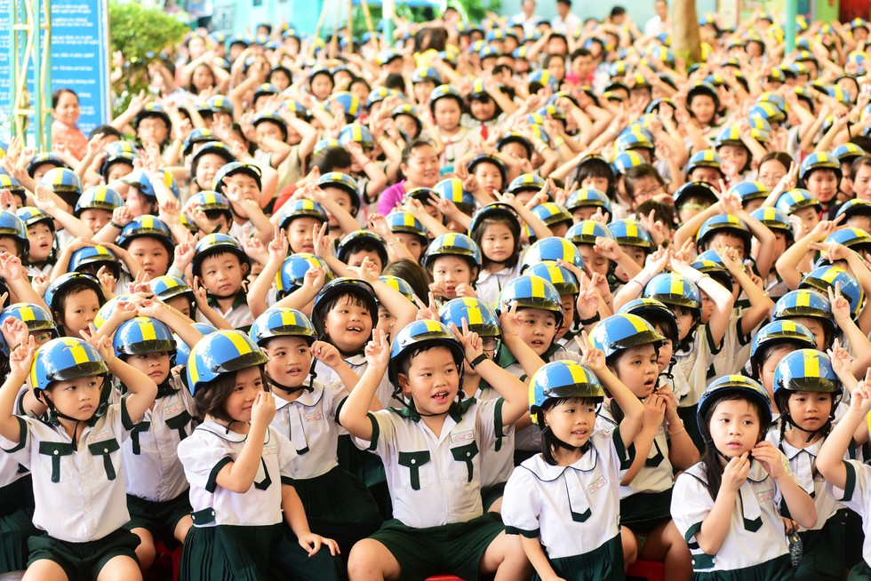 Nhấn vào ảnh để phóng to Học trò Sài Gòn đội mũ bảo hiểm, nhảy flashmob với khách Thụy Điển - Ảnh 8.