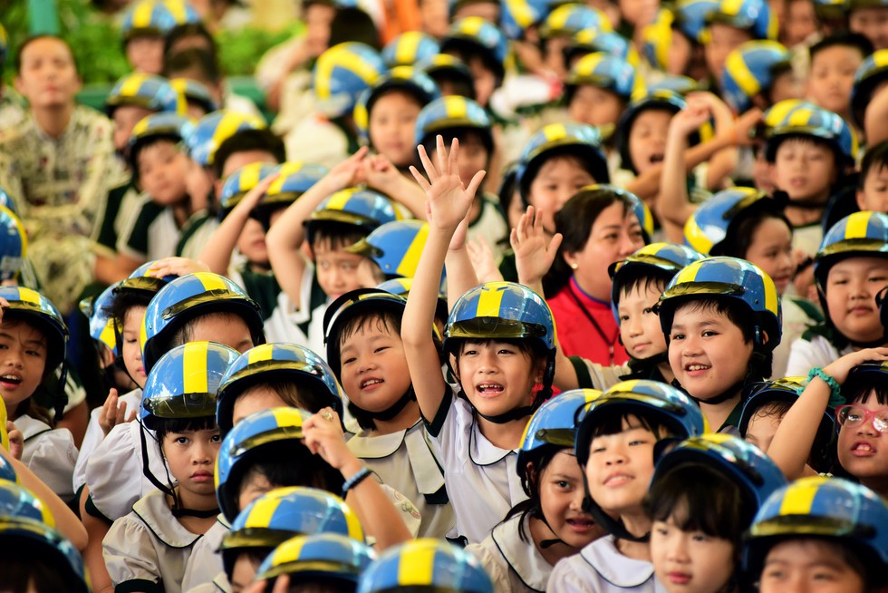 Nhấn vào ảnh để phóng to Học trò Sài Gòn đội mũ bảo hiểm, nhảy flashmob với khách Thụy Điển - Ảnh 9.