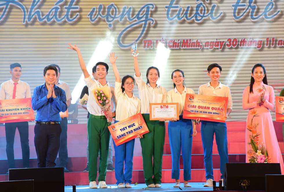 Chung kết liên hoan các nhóm tuyên truyền ca khúc cách mạng - Ảnh 6. Chung kết liên hoan các nhóm tuyên truyền ca khúc cách mạng - Ảnh 6.