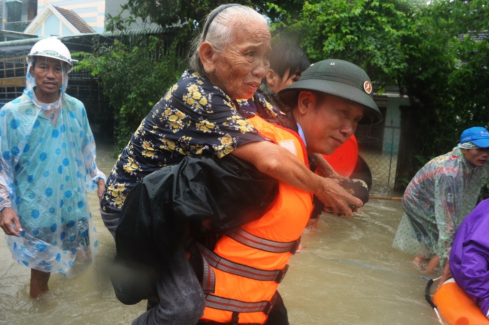Nước dâng cao, bộ đội biên phòng vượt lũ cứu dân - Ảnh 1. Nước dâng cao, bộ đội biên phòng vượt lũ cứu dân - Ảnh 1.