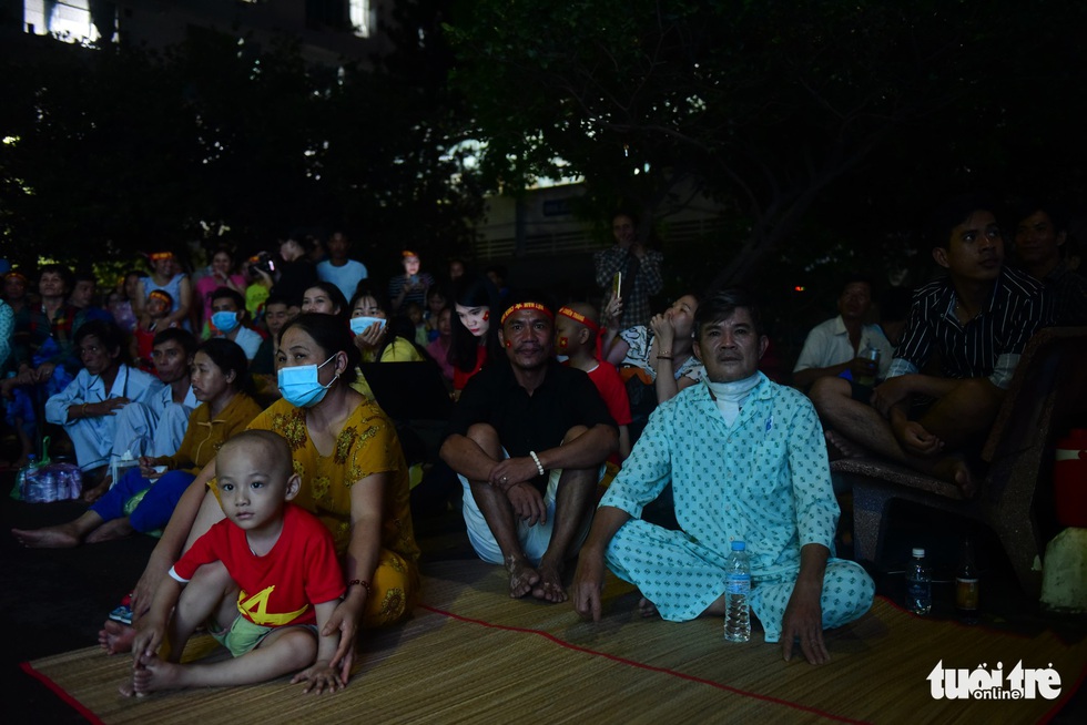 Thương quá bệnh nhi ung bướu nén cơn đau cổ vũ tuyển Việt Nam - Ảnh 4. Thương quá bệnh nhi ung bướu nén cơn đau cổ vũ tuyển Việt Nam - Ảnh 4.