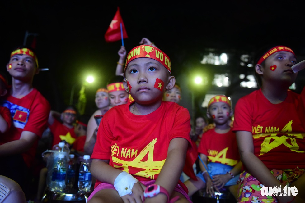 Thương quá bệnh nhi ung bướu nén cơn đau cổ vũ tuyển Việt Nam - Ảnh 5. Thương quá bệnh nhi ung bướu nén cơn đau cổ vũ tuyển Việt Nam - Ảnh 5.