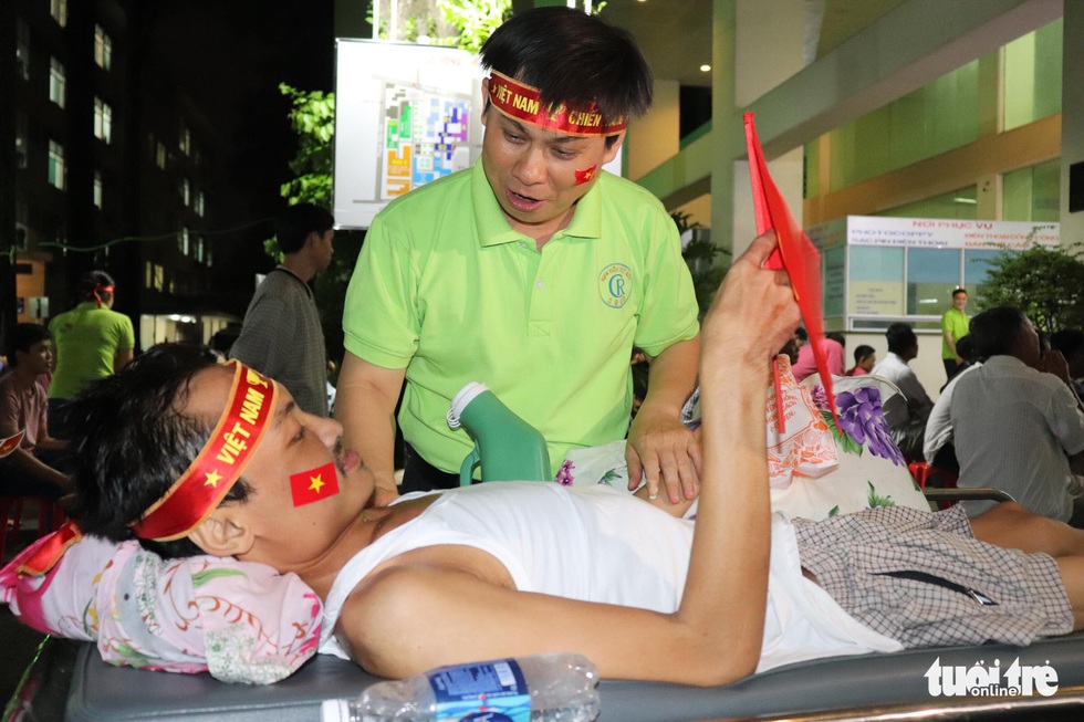 Thương quá bệnh nhi ung bướu nén cơn đau cổ vũ tuyển Việt Nam - Ảnh 7. Thương quá bệnh nhi ung bướu nén cơn đau cổ vũ tuyển Việt Nam - Ảnh 7.