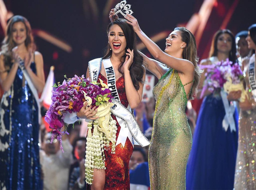 Kiểu catwalk nham thạch của Hoa hậu Hoàn vũ Catriona Gray - Ảnh 1. Kiểu catwalk nham thạch của Hoa hậu Hoàn vũ Catriona Gray - Ảnh 1.