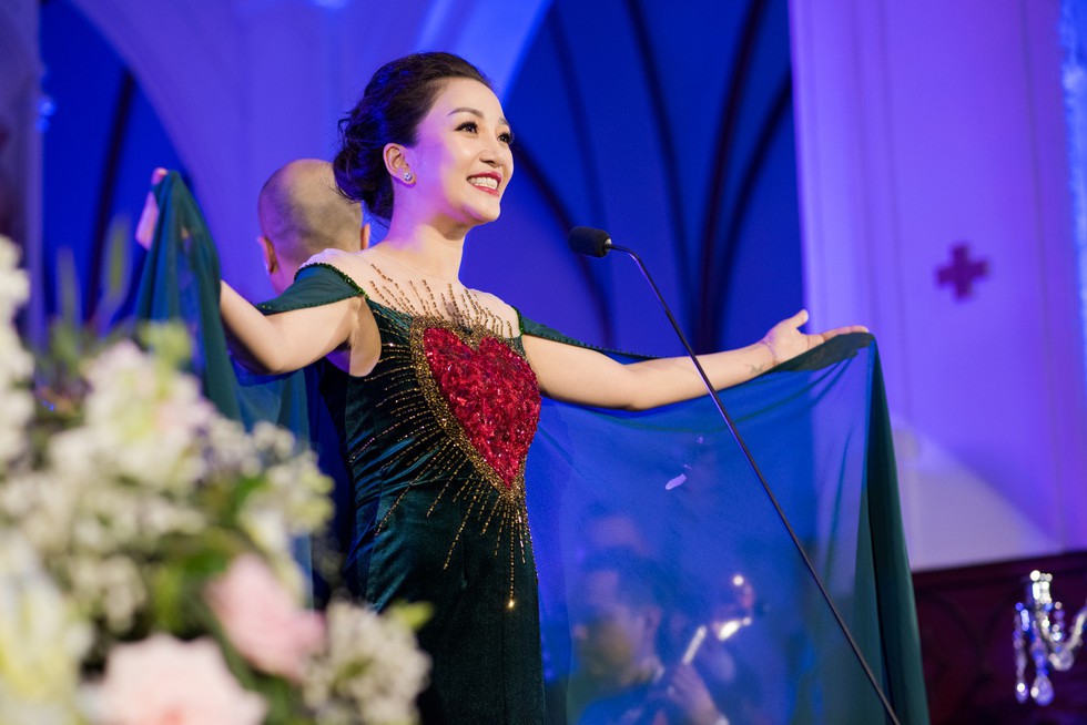 Phạm Thu Hà hát trong Nhà thờ lớn Hà Nội của Ca hòa nhạc Giáng sinh - Ảnh 2. Phạm Thu Hà hát trong Nhà thờ lớn Hà Nội của Ca hòa nhạc Giáng sinh - Ảnh 2.