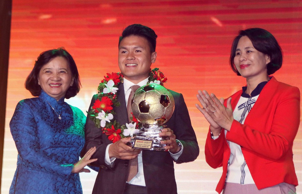 Quang Hải giành Quả bóng vàng Việt Nam 2018 - Ảnh 1. Quang Hải giành Quả bóng vàng Việt Nam 2018 - Ảnh 1.