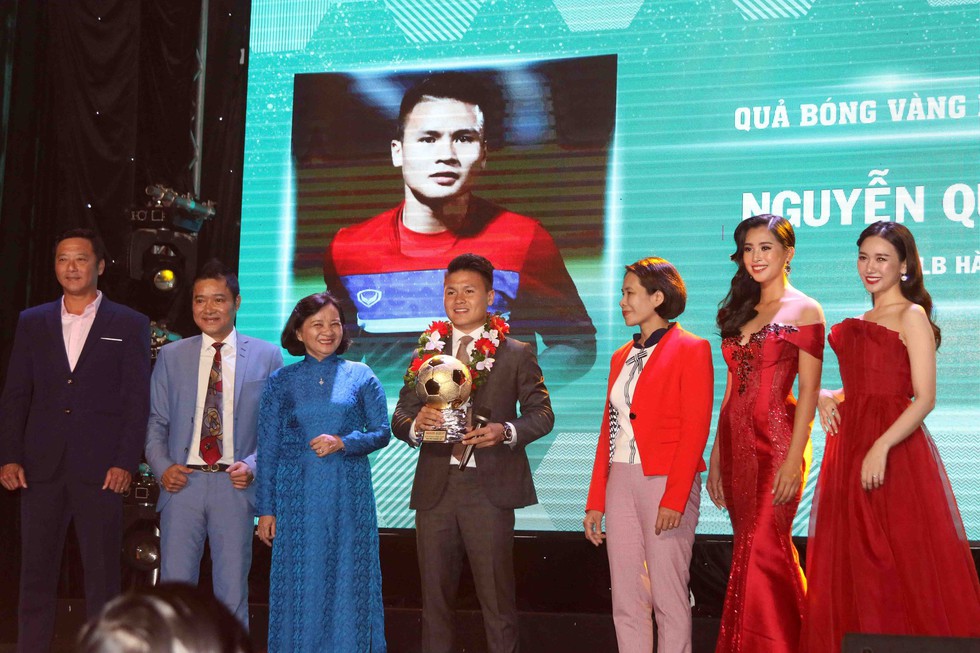 Quang Hải giành Quả bóng vàng Việt Nam 2018 - Ảnh 3. Quang Hải giành Quả bóng vàng Việt Nam 2018 - Ảnh 3.