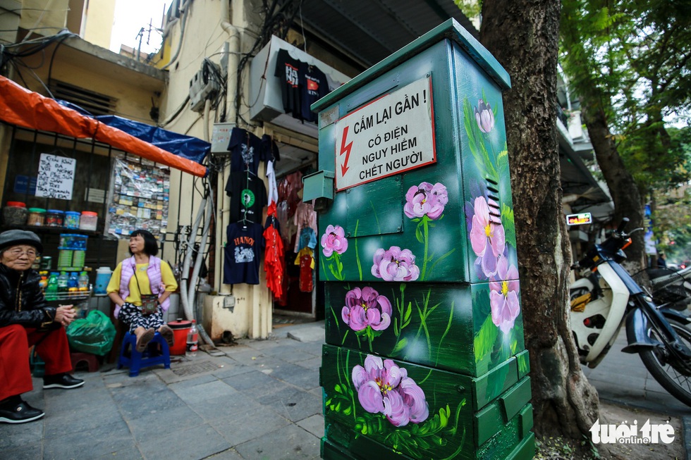 Tủ điện Hà Nội được khoác áo mới đón Tết - Ảnh 7. Tủ điện Hà Nội được khoác áo mới đón Tết - Ảnh 7.