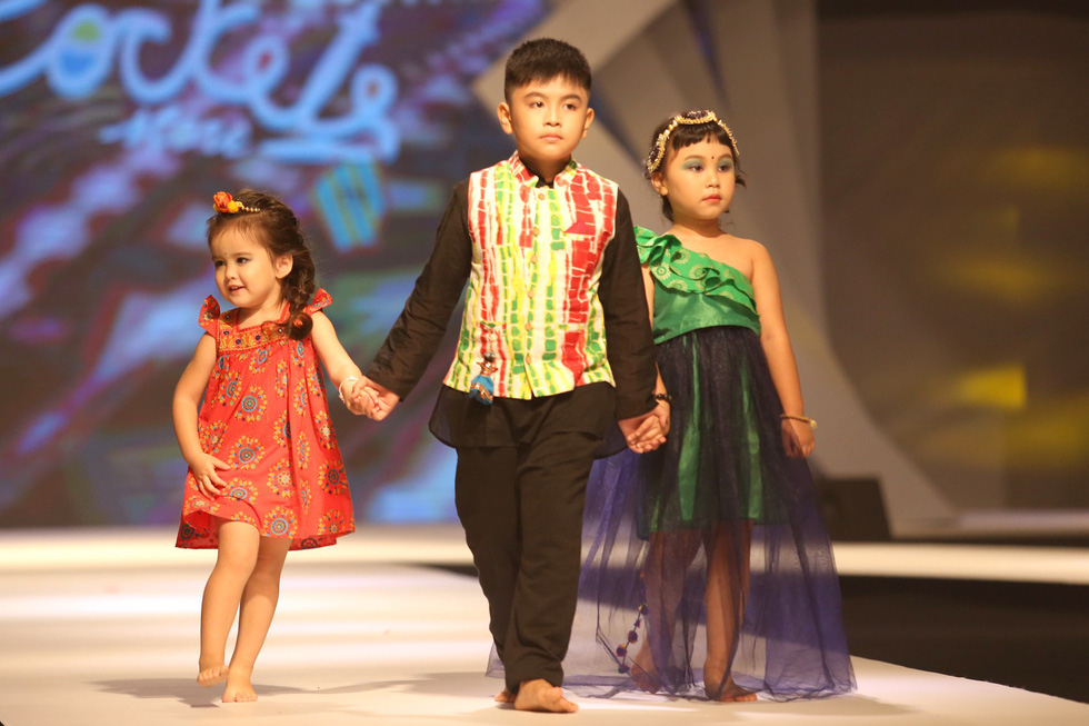 Chọn váy xinh diện Tết cho bé từ Tuần lễ thời trang trẻ em châu Á