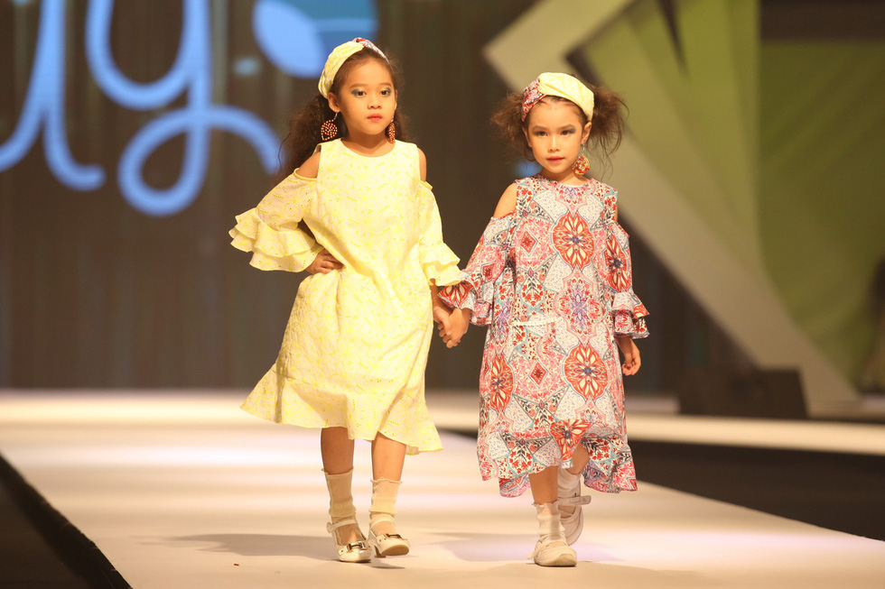 Chọn váy xinh diện Tết cho bé từ Tuần lễ thời trang trẻ em châu Á - Ảnh 2.