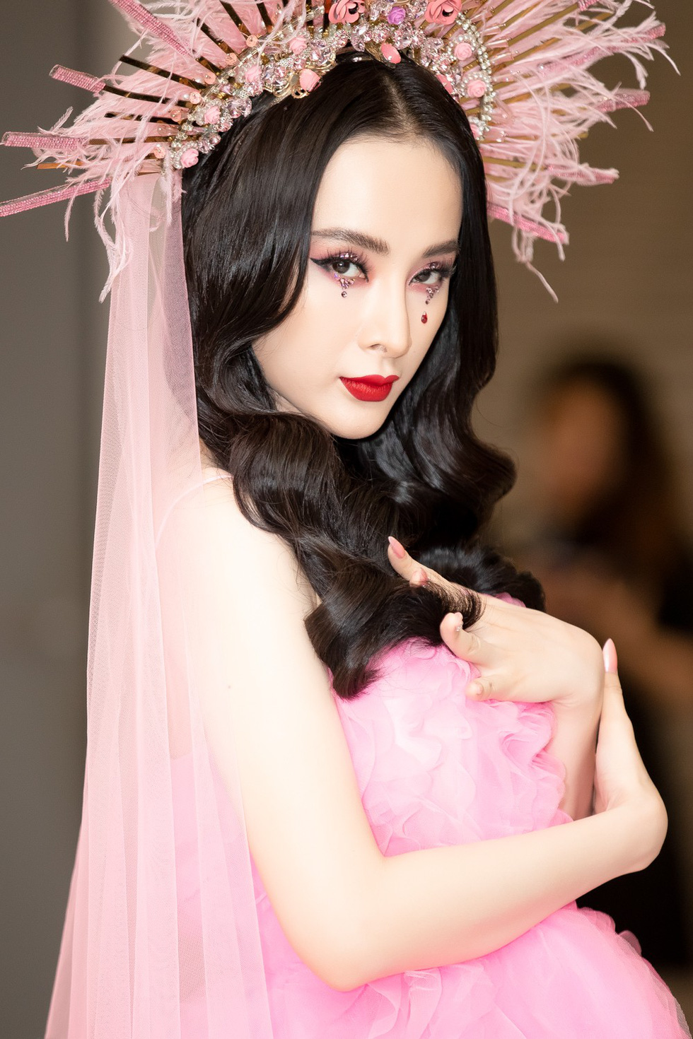 HHen Niê tái hiện cú xoay váy xuất thần” tại sô của Đỗ Mạnh Cường - Ảnh 4. HHen Niê tái hiện cú xoay váy xuất thần” tại sô của Đỗ Mạnh Cường - Ảnh 4.