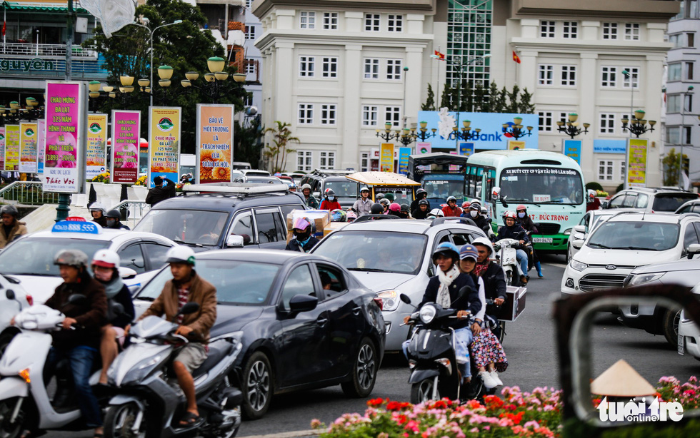 Khu trung tâm TP Đà Lạt tràn ngập xe du lịch - Ảnh 4.