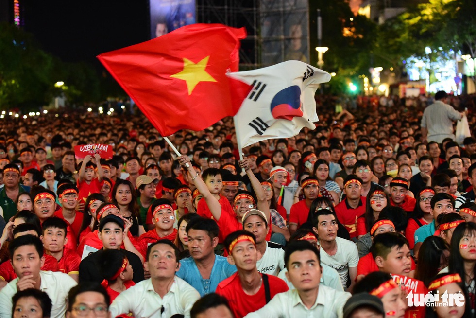 Bà cụ 92 tuổi ra phố đi bộ Nguyễn Huệ cổ vũ đội tuyển - Ảnh 9. Bà cụ 92 tuổi ra phố đi bộ Nguyễn Huệ cổ vũ đội tuyển - Ảnh 9.