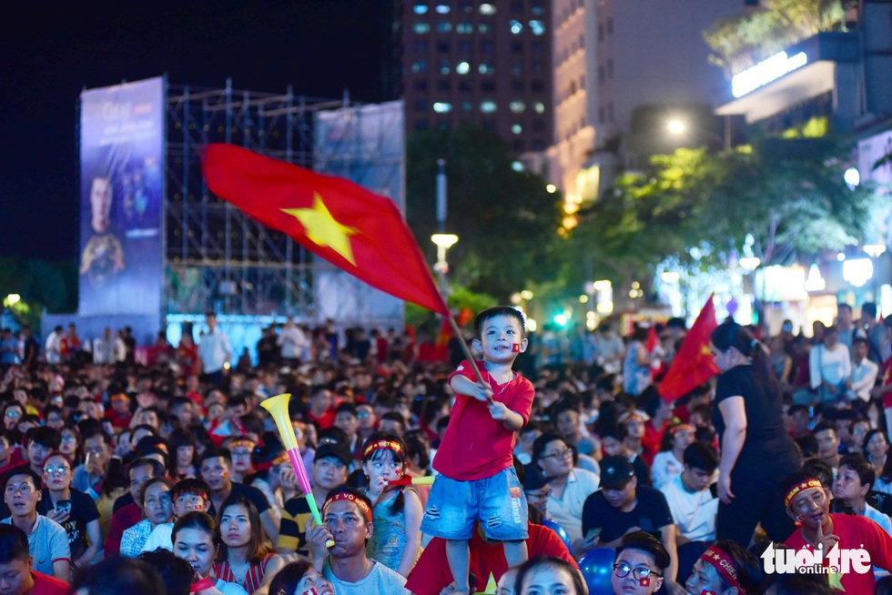 Bà cụ 92 tuổi ra phố đi bộ Nguyễn Huệ cổ vũ đội tuyển - Ảnh 5. Bà cụ 92 tuổi ra phố đi bộ Nguyễn Huệ cổ vũ đội tuyển - Ảnh 5.
