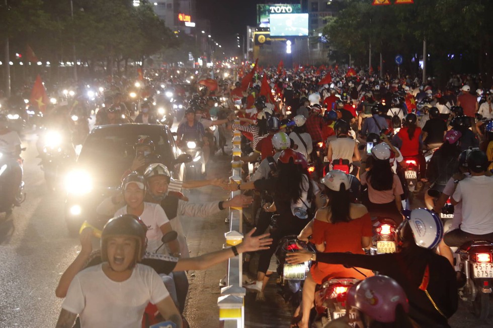 Con thổi kèn ở Sài Gòn, mấy chú ở Mỹ Đình nghe được không? - Ảnh 17. Con thổi kèn ở Sài Gòn, mấy chú ở Mỹ Đình nghe được không? - Ảnh 17.