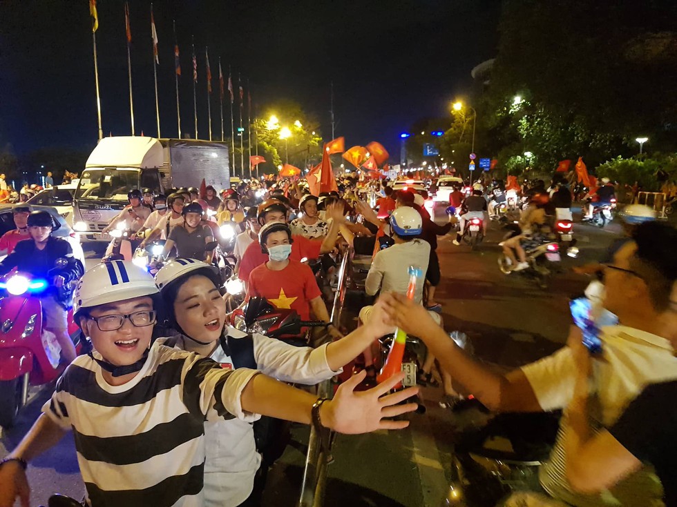 Con thổi kèn ở Sài Gòn, mấy chú ở Mỹ Đình nghe được không? - Ảnh 25. Con thổi kèn ở Sài Gòn, mấy chú ở Mỹ Đình nghe được không? - Ảnh 25.