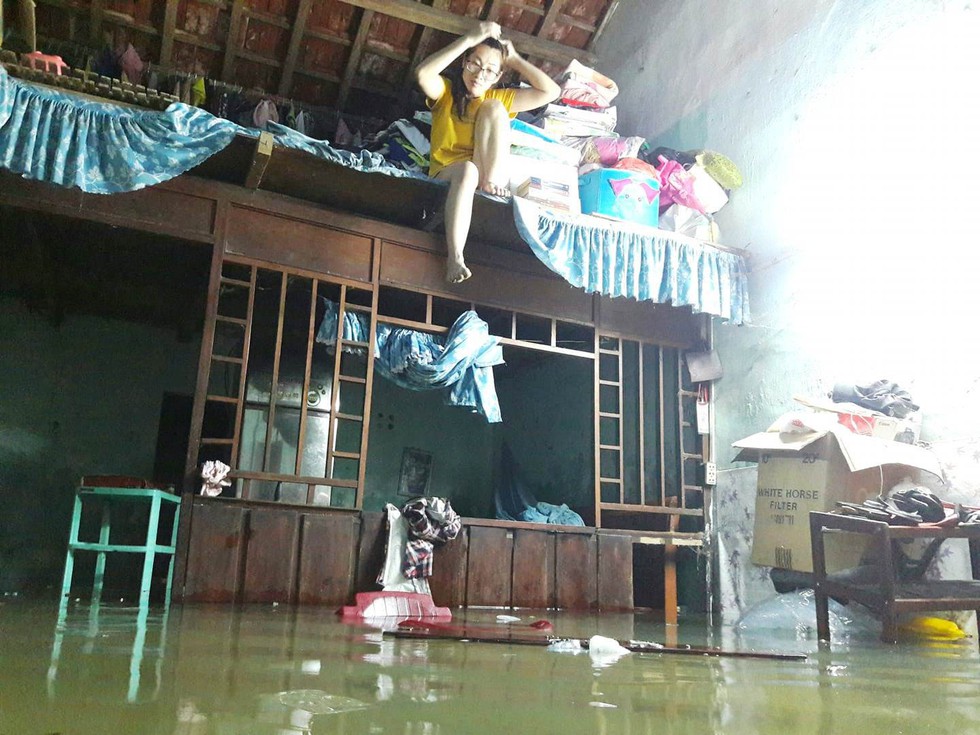 Nước mưa ngập sâu, dân Tam Kỳ di dời ngay trong đêm - Ảnh 2. Nước mưa ngập sâu, dân Tam Kỳ di dời ngay trong đêm - Ảnh 2.