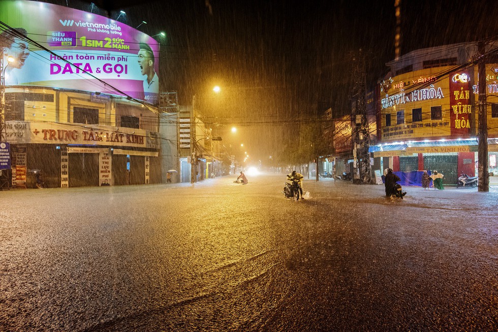 Nước mưa ngập sâu, dân Tam Kỳ di dời ngay trong đêm - Ảnh 3. Nước mưa ngập sâu, dân Tam Kỳ di dời ngay trong đêm - Ảnh 3.