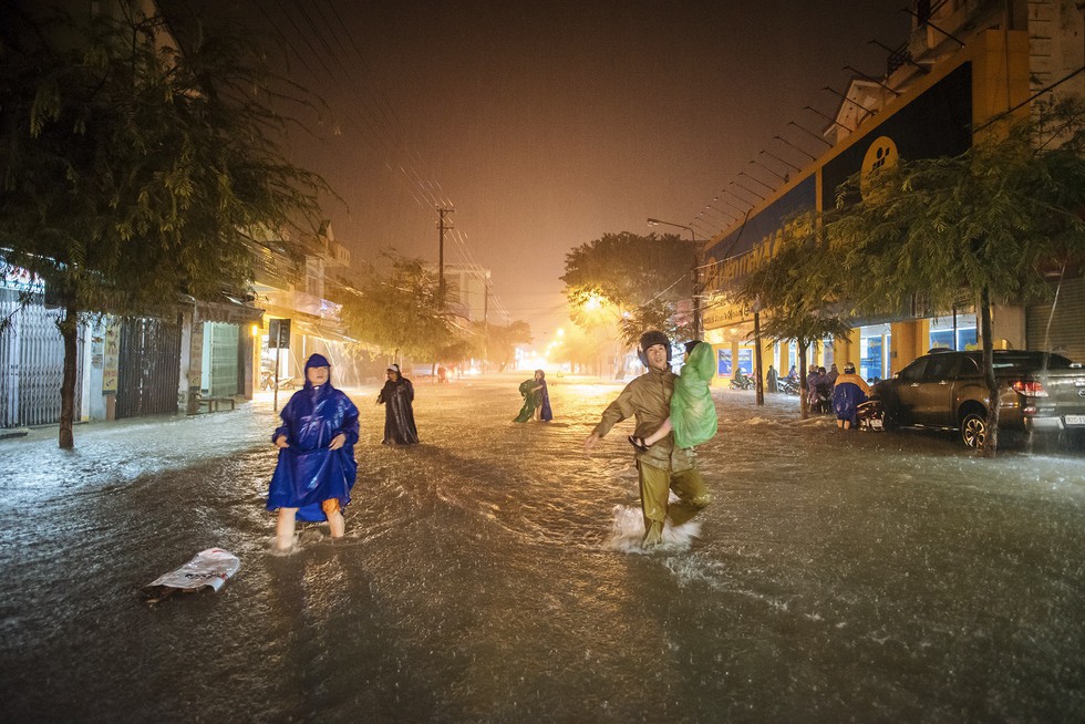 Nước mưa ngập sâu, dân Tam Kỳ di dời ngay trong đêm - Ảnh 1. Nước mưa ngập sâu, dân Tam Kỳ di dời ngay trong đêm - Ảnh 1.