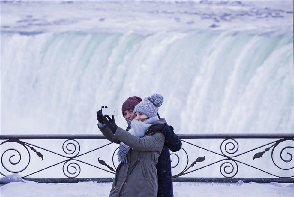 Du khách ngắm thác Niagara trong băng giá - Ảnh 17. Du khách ngắm thác Niagara trong băng giá - Ảnh 17.