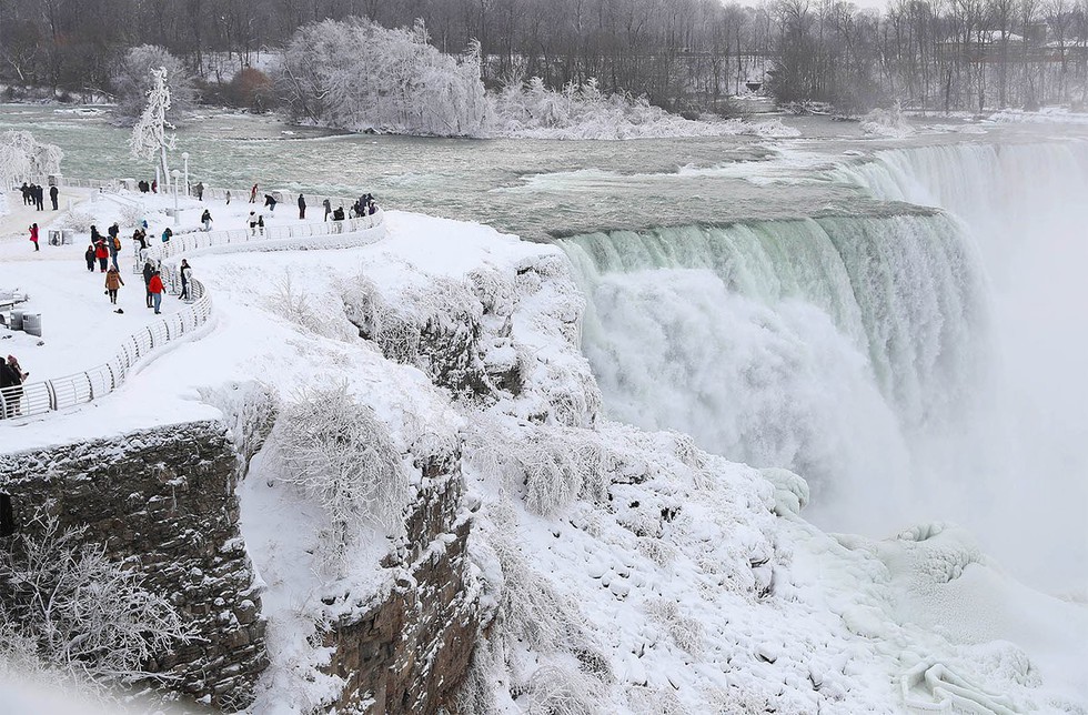 Du khách ngắm thác Niagara trong băng giá - Ảnh 18. Du khách ngắm thác Niagara trong băng giá - Ảnh 18.