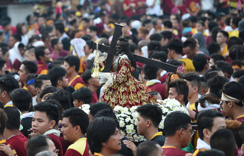 Chen lấn kinh hoàng tại lễ hội Black Nazarene ở Philippines - Ảnh 2.