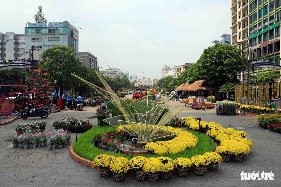 Chó Phú Quốc nổi bật ở đường hoa Nguyễn Huệ - Ảnh 20. Chó Phú Quốc nổi bật ở đường hoa Nguyễn Huệ - Ảnh 20.