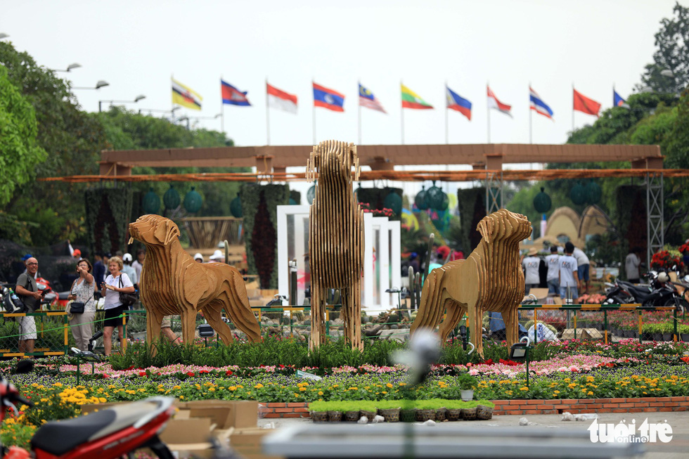 Chó Phú Quốc nổi bật ở đường hoa Nguyễn Huệ - Ảnh 4.