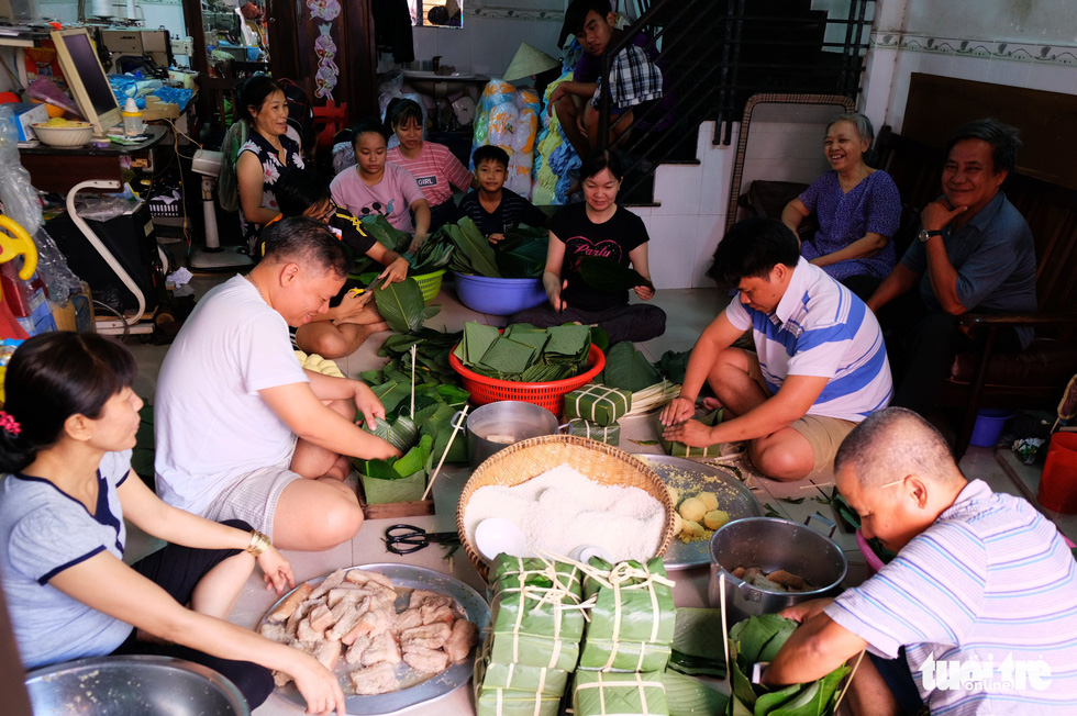 Nồi bánh chưng có vị tình thân của người Sài Gòn - Ảnh 4.