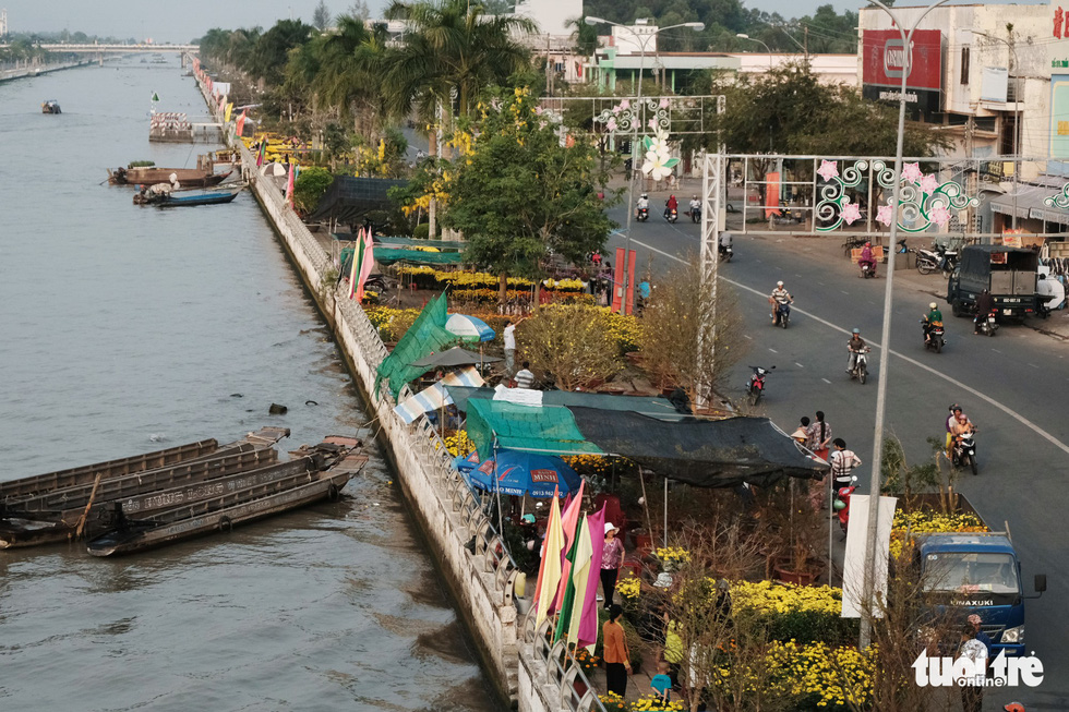 Miền Tây ngày giáp tết: gốc mai, bông thọ và... Đắp mộ cuộc tình - Ảnh 15.