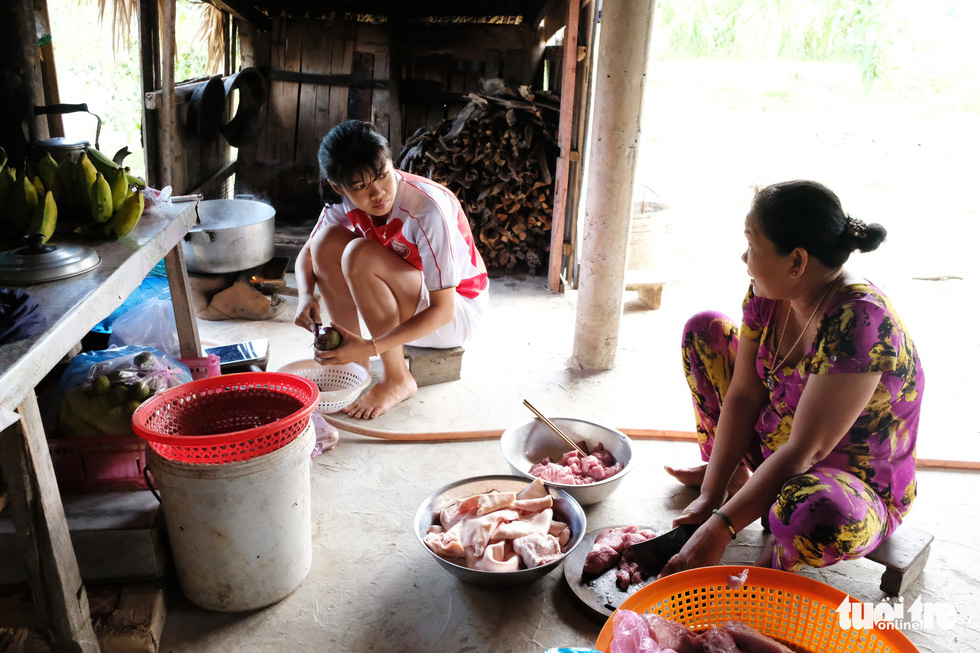 Miền Tây ngày giáp tết: gốc mai, bông thọ và... Đắp mộ cuộc tình - Ảnh 20.