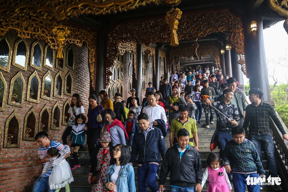Vất vả nhặt tiền lẻ du khách đặt vào ban thờ Phật chùa Bái Đính - Ảnh 5. Vất vả nhặt tiền lẻ du khách đặt vào ban thờ Phật chùa Bái Đính - Ảnh 5.