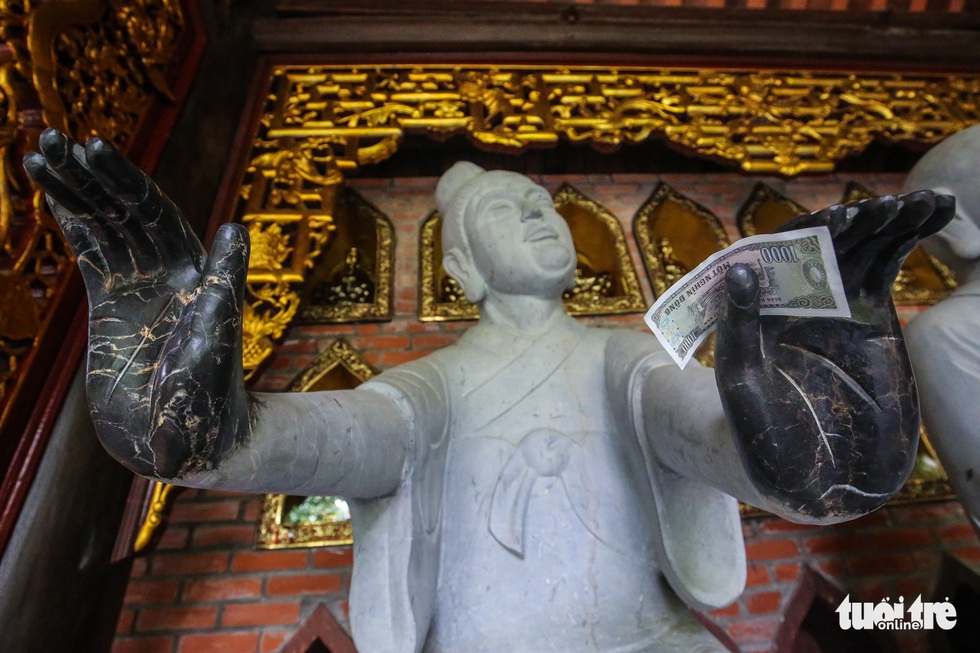 Vất vả nhặt tiền lẻ du khách đặt vào ban thờ Phật chùa Bái Đính - Ảnh 7. Vất vả nhặt tiền lẻ du khách đặt vào ban thờ Phật chùa Bái Đính - Ảnh 7.