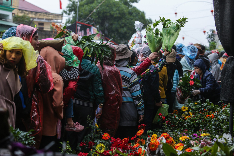Biển người chen lấn dưới mưa tại chợ Viềng, Nam Định - Ảnh 5.