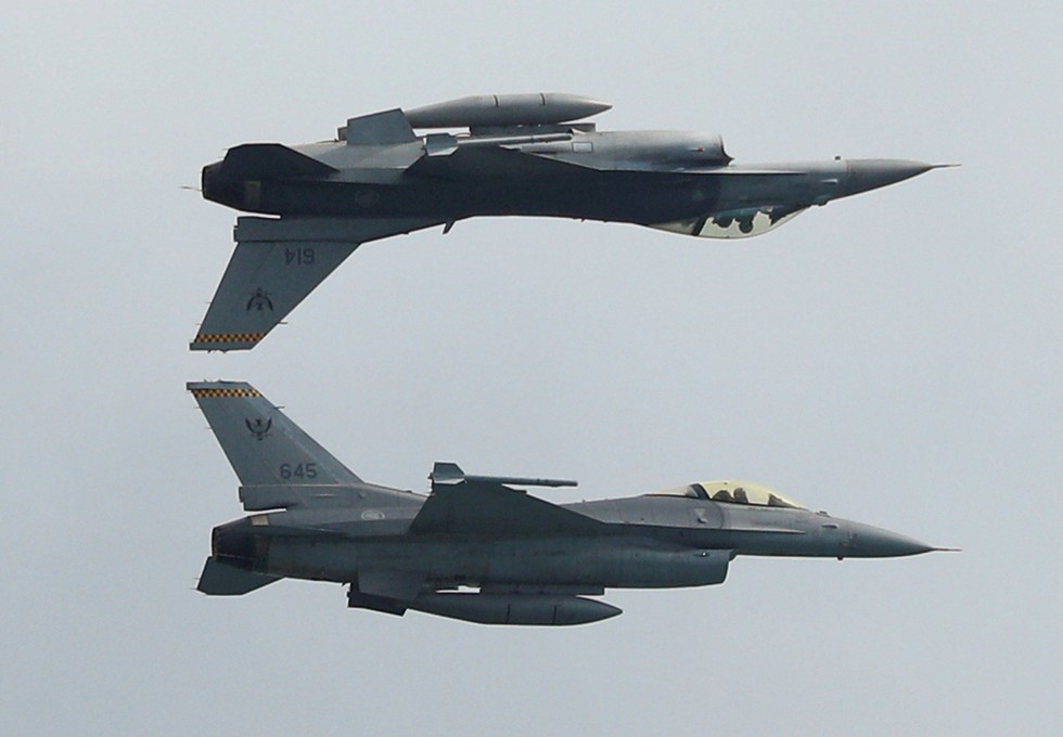 Đã mắt với màn máy bay nhào lộn ở Singapore Airshow 2018 - Ảnh 8. Đã mắt với màn máy bay nhào lộn ở Singapore Airshow 2018 - Ảnh 8.