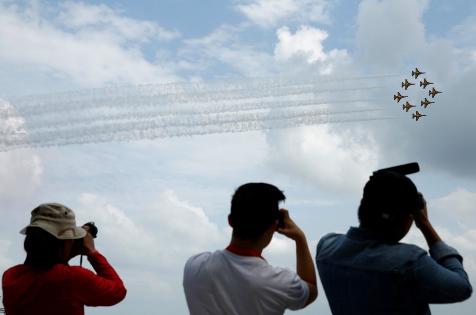 Đã mắt với màn máy bay nhào lộn ở Singapore Airshow 2018 - Ảnh 3. Đã mắt với màn máy bay nhào lộn ở Singapore Airshow 2018 - Ảnh 3.