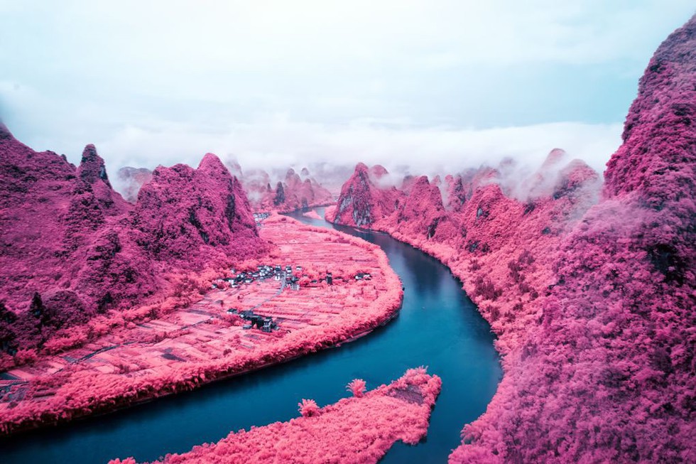 Hoa mắt với hồ nở hoa, núi lửa phun... như phim - Ảnh 2. Hoa mắt với hồ nở hoa, núi lửa phun... như phim - Ảnh 2.